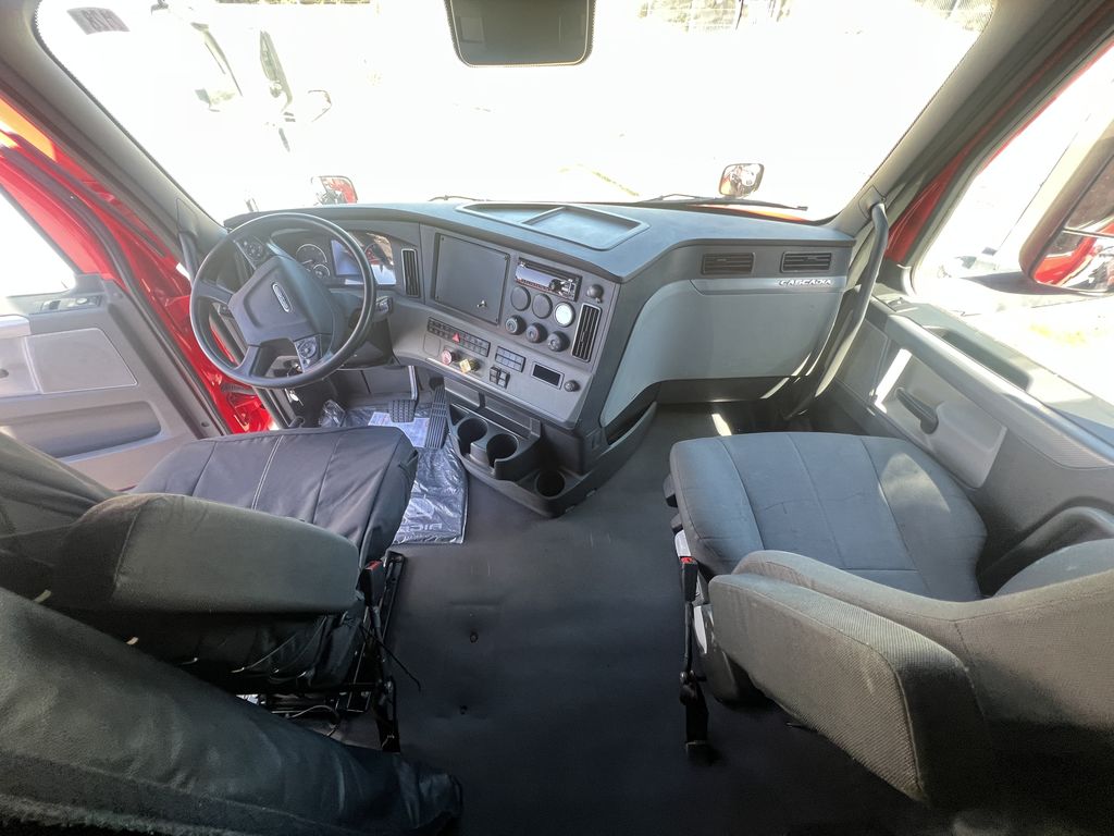 2022 Freightliner Cascadia in Sacramento, CA — photo 8