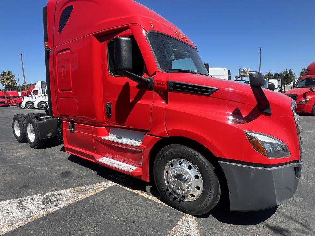 2022 Freightliner Cascadia in Sacramento, CA — photo 2