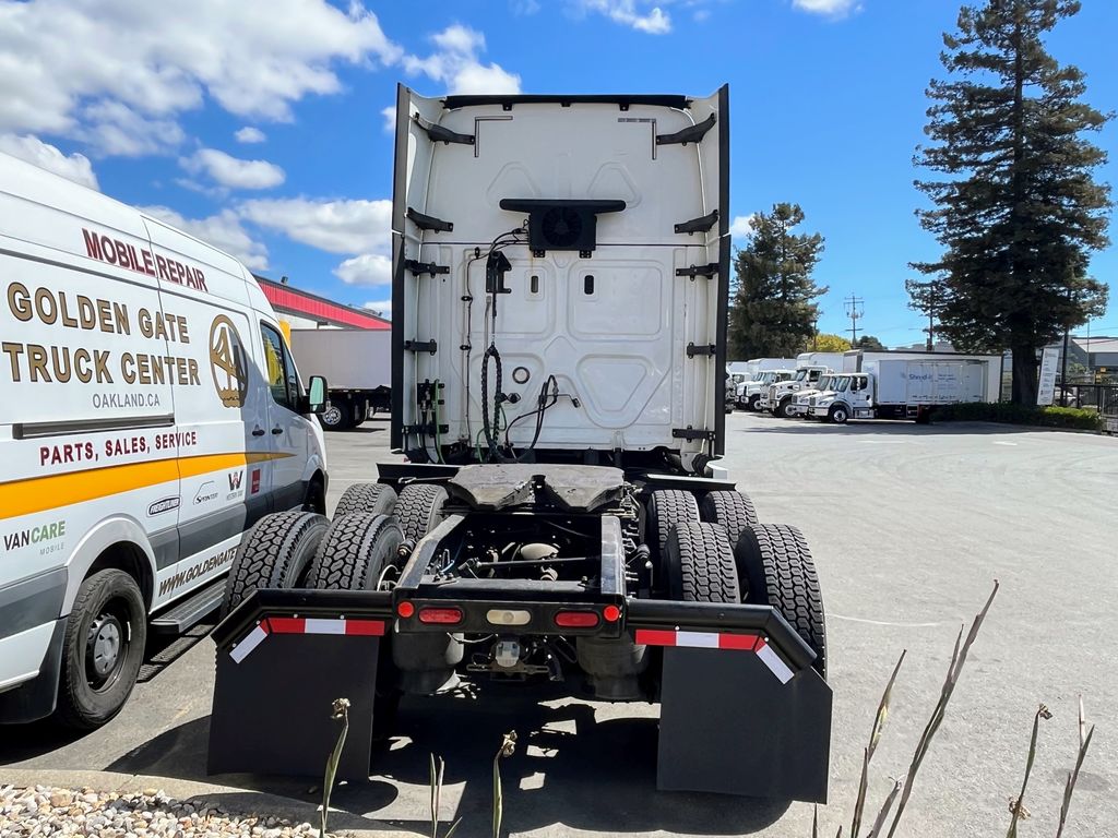 2020 Freightliner Cascadia — photo 5