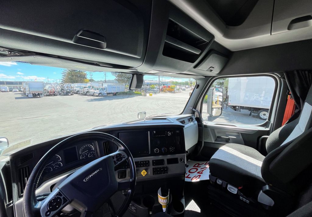 2020 Freightliner Cascadia — photo 7