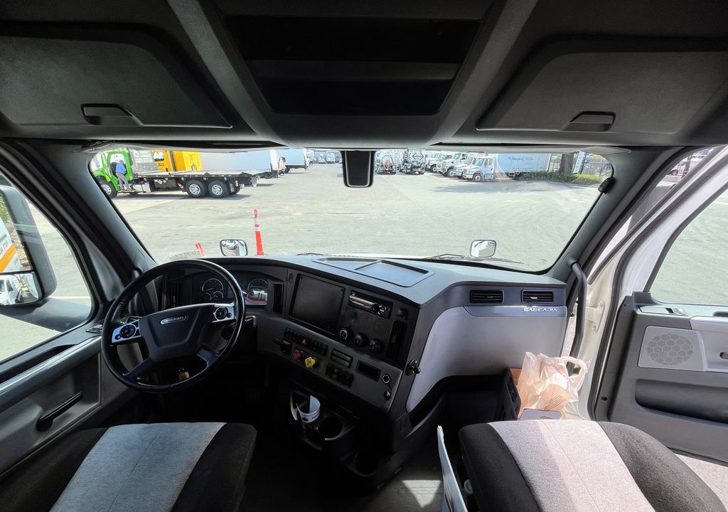2020 Freightliner Cascadia — photo 6