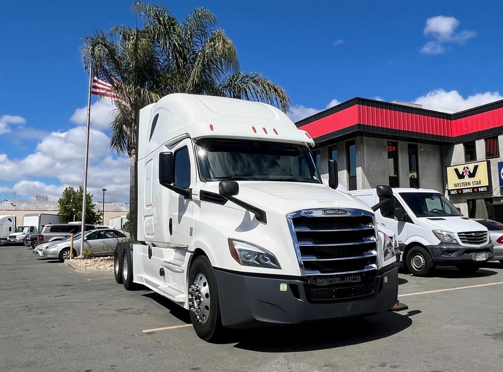 2020 Freightliner Cascadia — photo 2