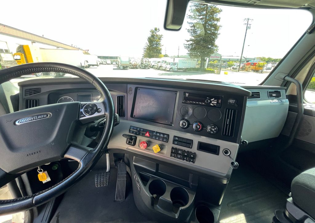 2020 Freightliner Cascadia — photo 8
