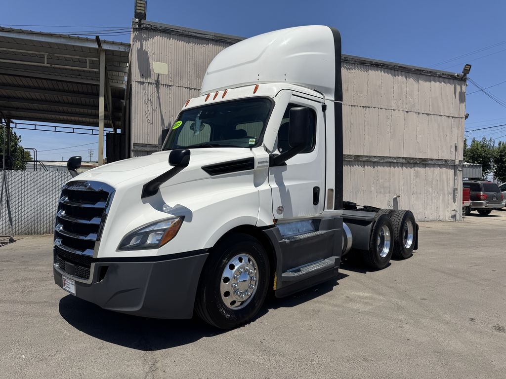 2021 Freightliner Cascadia — photo 2