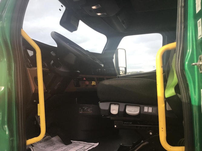 2022 Freightliner Cascadia 126" Sleeper Cab photo 4