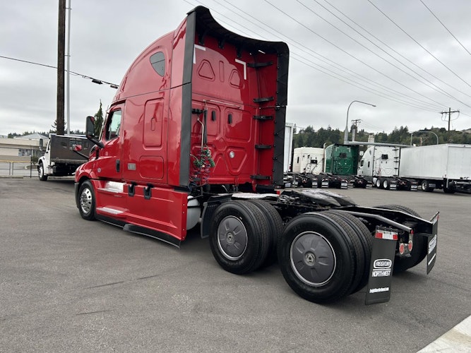 2022 Freightliner Cascadia 126" Sleeper Cab photo 2