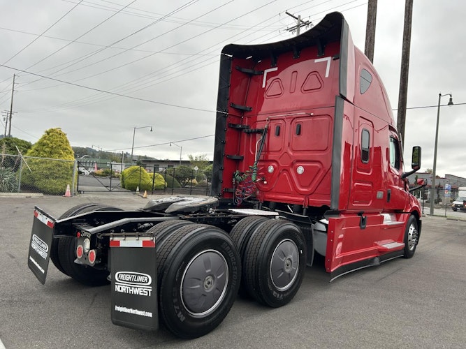 2022 Freightliner Cascadia 126" Sleeper Cab photo 4