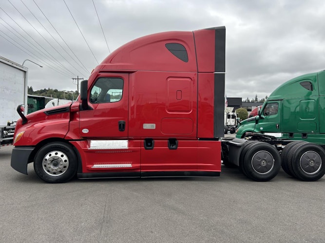 2022 Freightliner Cascadia 126" Sleeper Cab photo 2