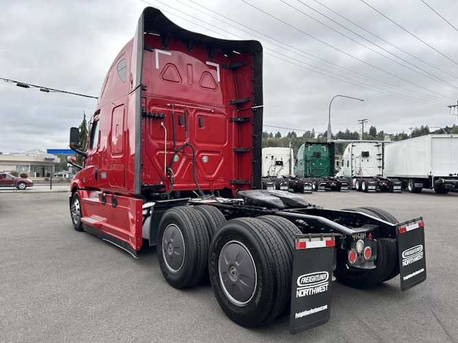 2022 Freightliner Cascadia 126" Sleeper Cab photo 3