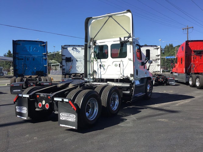 2018 Freightliner Cascadia 125" Sleeper Cab photo 2
