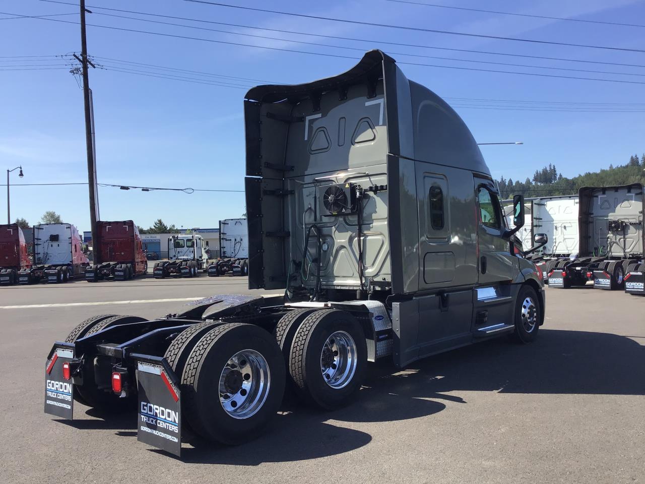 2025 Freightliner Cascadia — photo 2