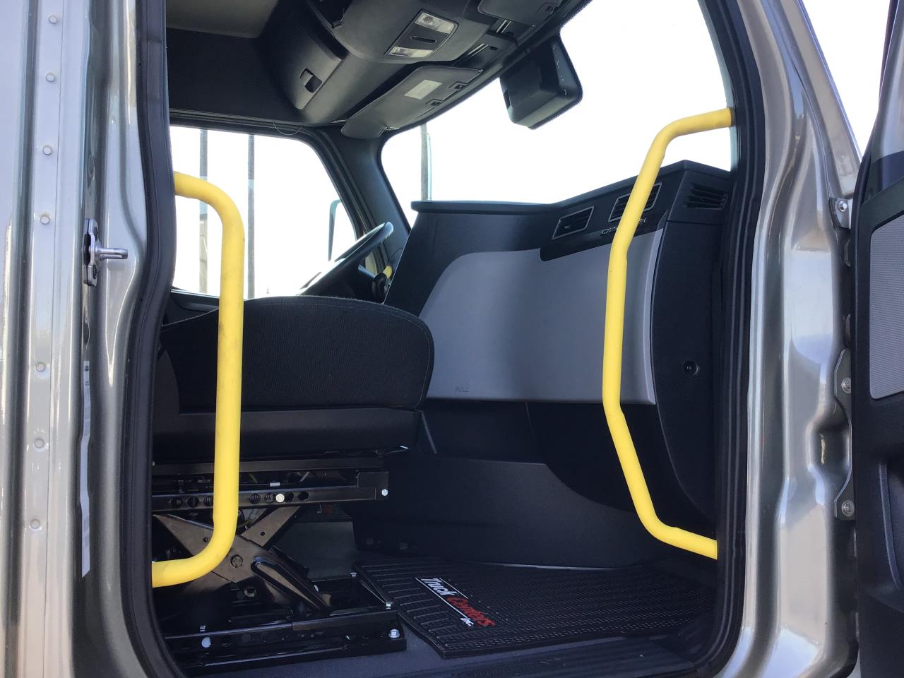 2025 Freightliner Cascadia — photo 4