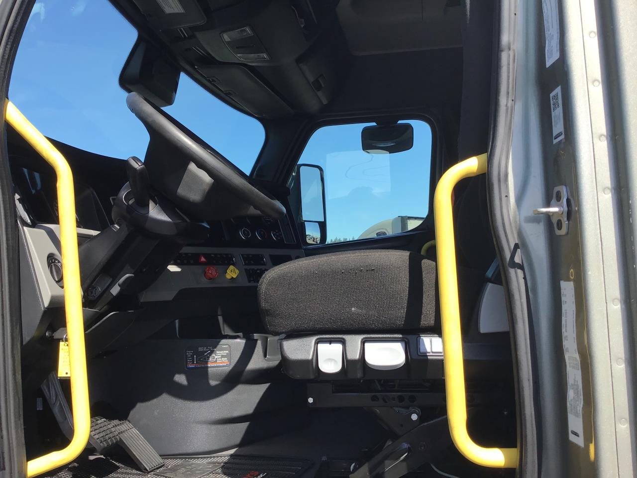 2025 Freightliner Cascadia — photo 6