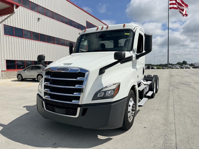 2020 Freightliner Cascadia 126" Day cab photo 2