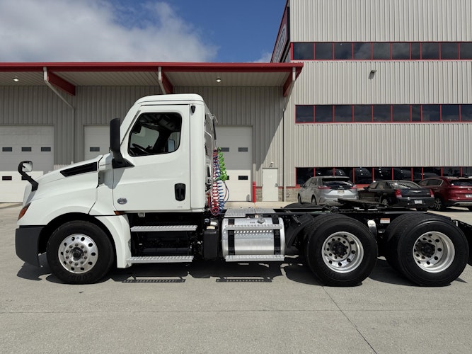2020 Freightliner Cascadia 126" Day cab photo 3