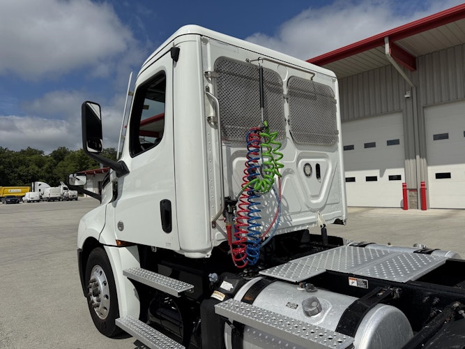 2020 Freightliner Cascadia 126" Day cab photo 4