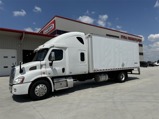 2016 Freightliner Cascadia 113" sleeper cab photo 2