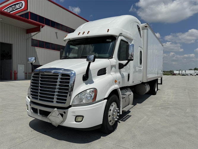 2016 Freightliner Cascadia 113" sleeper cab photo 3