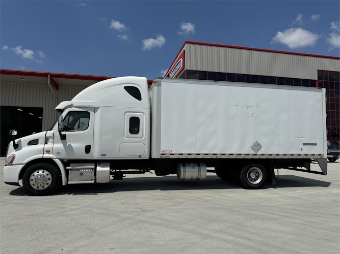 2016 Freightliner Cascadia 113" sleeper cab photo 4