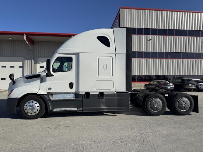 2023 Freightliner Cascadia 126" Sleeper Cab photo 4