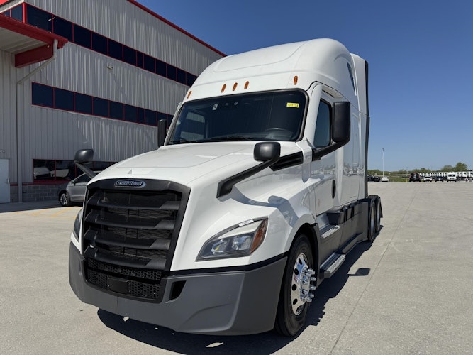2023 Freightliner Cascadia 126" Sleeper Cab photo 2