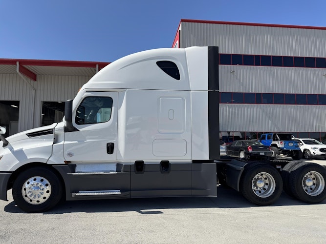 2023 Freightliner Cascadia 126" Sleeper Cab photo 3