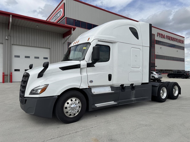2023 Freightliner Cascadia 126" Sleeper Cab photo 2