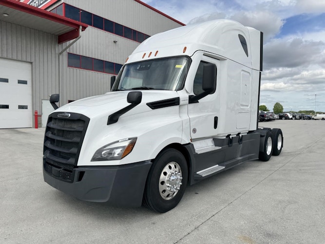 2023 Freightliner Cascadia 126" Sleeper Cab photo 3