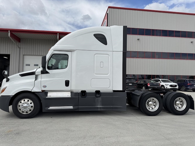 2023 Freightliner Cascadia 126" Sleeper Cab photo 4
