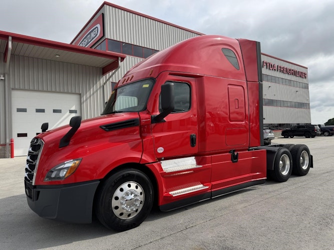 2021 Freightliner Cascadia 126" Sleeper Cab photo 2