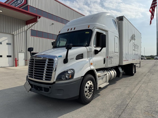 2015 Freightliner Cascadia photo 2