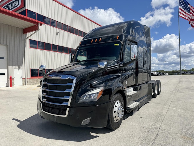 2023 Freightliner Cascadia 126" Sleeper Cab photo 2