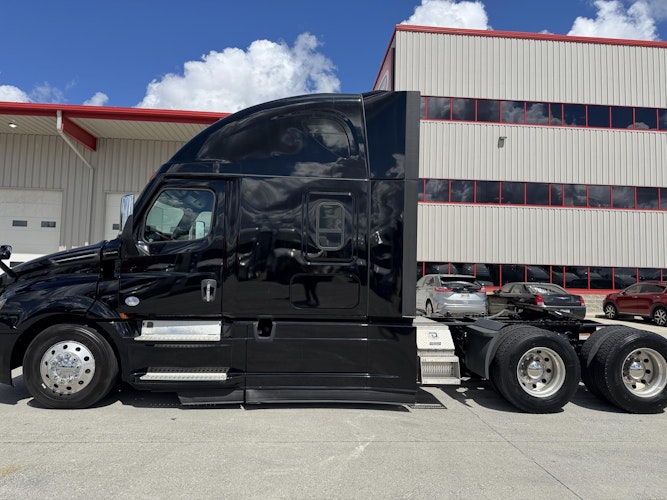 2023 Freightliner Cascadia 126" Sleeper Cab photo 3