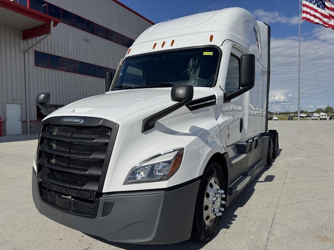 2025 Freightliner Cascadia photo 2
