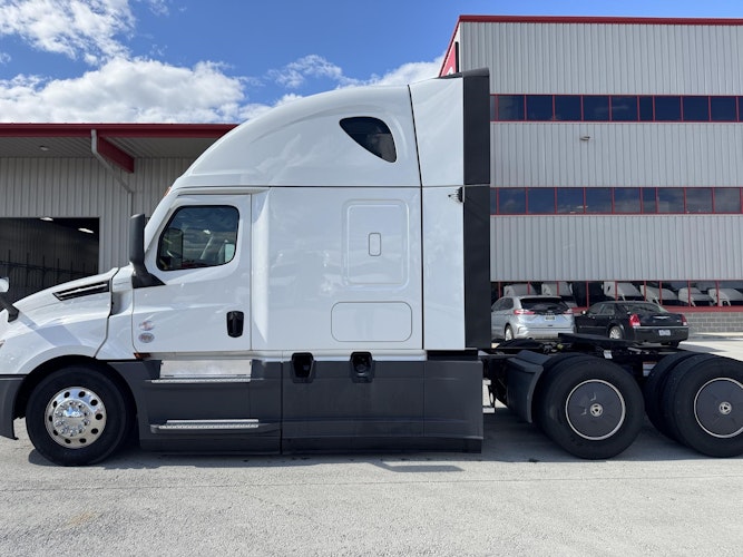 2025 Freightliner Cascadia photo 3