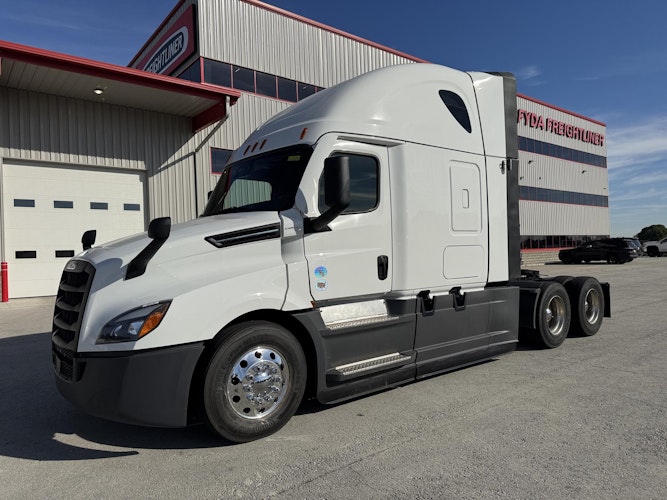 2025 Freightliner Cascadia photo 2