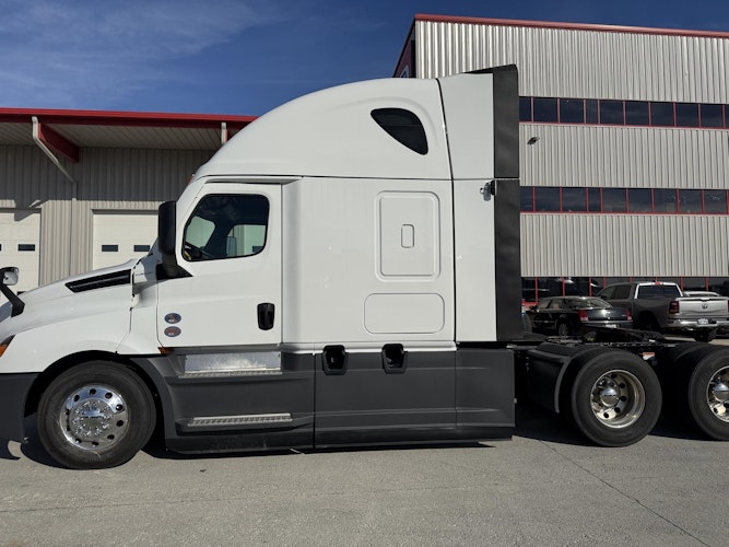 2025 Freightliner Cascadia photo 4