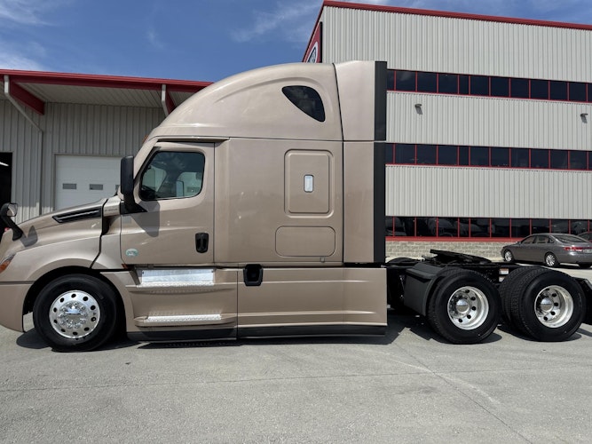 2022 Freightliner Cascadia 126" Sleeper Cab photo 3