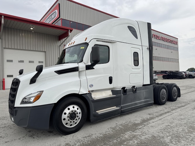 2021 Freightliner Cascadia 126" Sleeper Cab photo 2