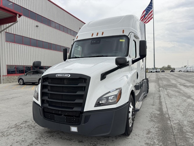 2021 Freightliner Cascadia 126" Sleeper Cab photo 3