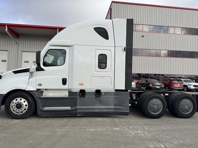 2021 Freightliner Cascadia 126" Sleeper Cab photo 4