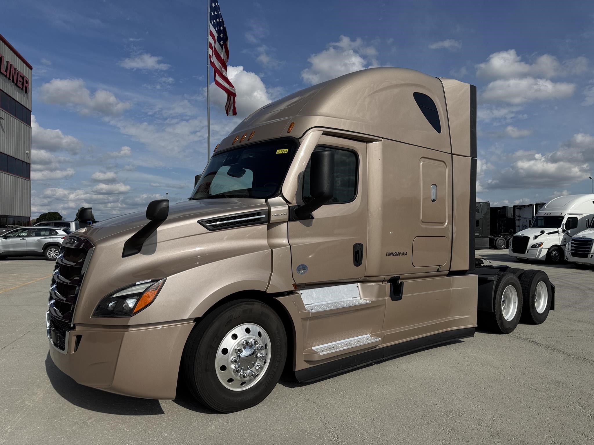2022 Freightliner Cascadia in Columbus, OH — photo 2