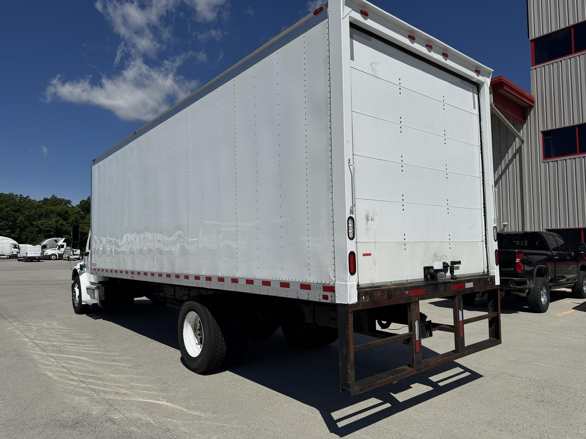 2016 Freightliner eM2 — photo 4