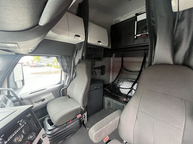 2022 Freightliner Cascadia 126" Sleeper Cab photo 4