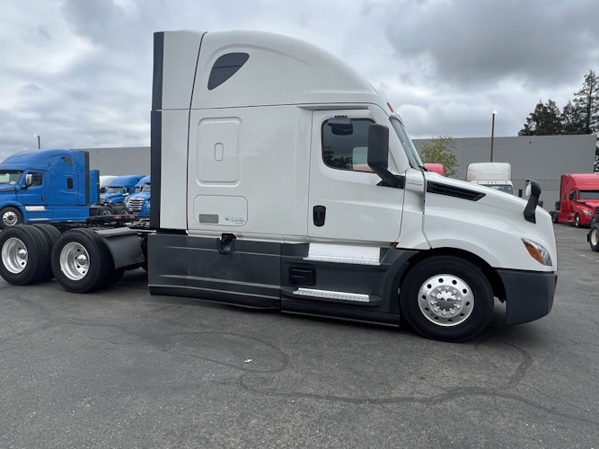 2022 Freightliner Cascadia 126" Sleeper Cab photo 2