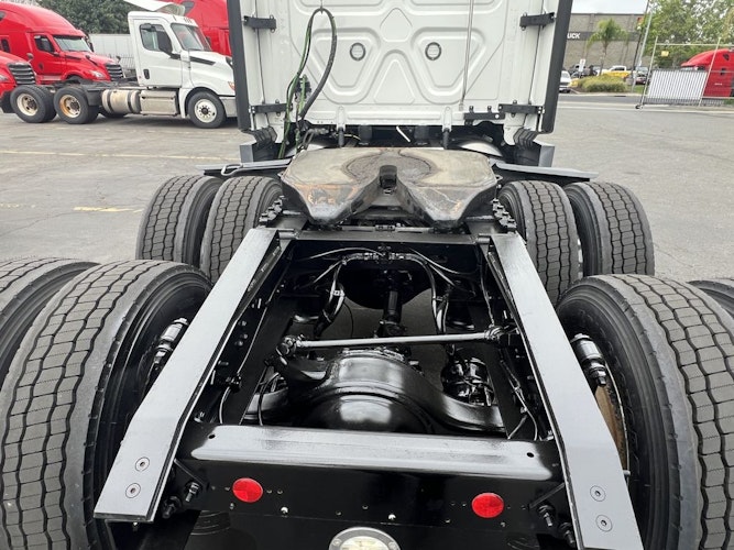 2022 Freightliner Cascadia 126" Sleeper Cab photo 3