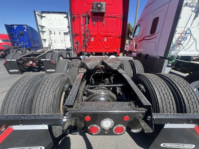 2022 Freightliner Cascadia 126" Sleeper Cab photo 4