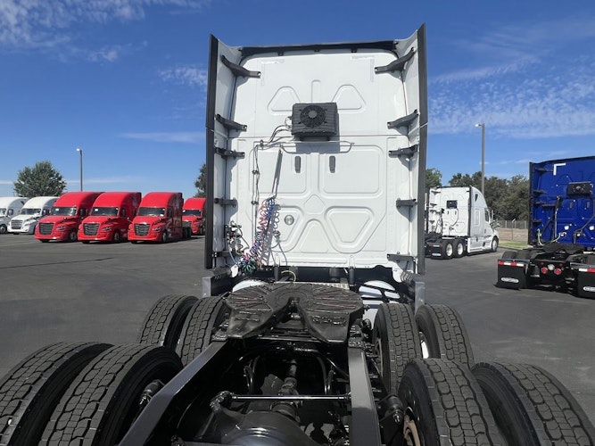 2021 Freightliner Cascadia 126" Sleeper Cab photo 4