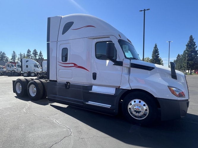 2021 Freightliner Cascadia 126" Sleeper Cab photo 2