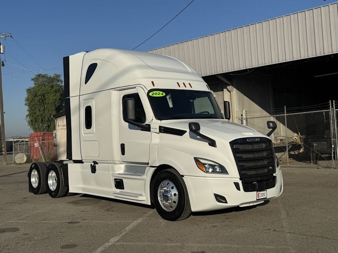 2024 Freightliner Cascadia 126" Sleeper Cab photo 2